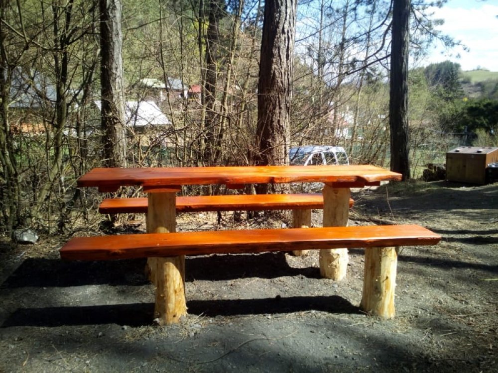 Nové stoly a lavice v Laskomerskej doline